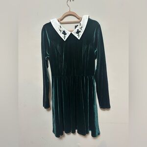 Disney Mickey Holiday Velvet Petter Pan Collar Dress Green – Size M